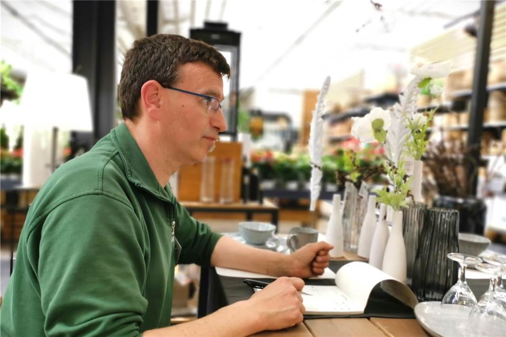 Blumen für den großen Tag: Zu Besuch bei der Florawelt Udo Nowak notiert sich alle Wünsche des Brautpaars.