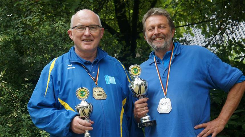 Sternemann hat sich "auf Cobigolf eingeschossen" Udo Sternemann (links) belegte bei der Cobigolf-DM der Senioren in Hessen den dritten Platz. Sein Vereinskamerad Willi Hettrich wurde vor ihm Zweiter der Senioren-Klasse II.