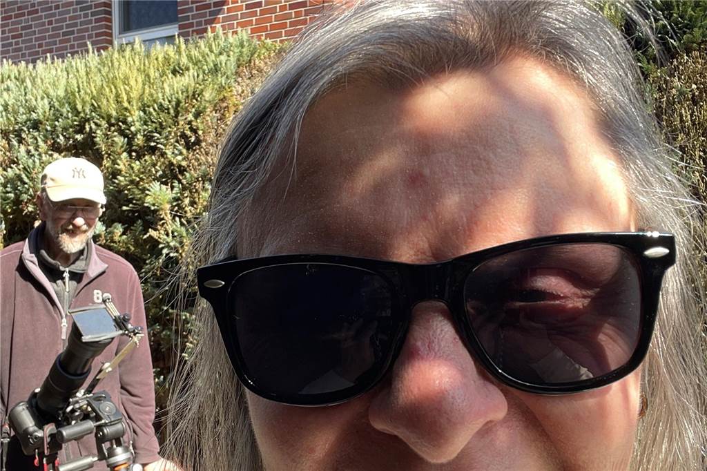 So sah die Sonnenfinsternis über Haltern aus: Fans machen Fotos Udo und Edeltraud Bieber im Garten ihres Hauses, wo sie die Kamera mit Teleobjektiv und speziellem Filter aufgebaut hatten.