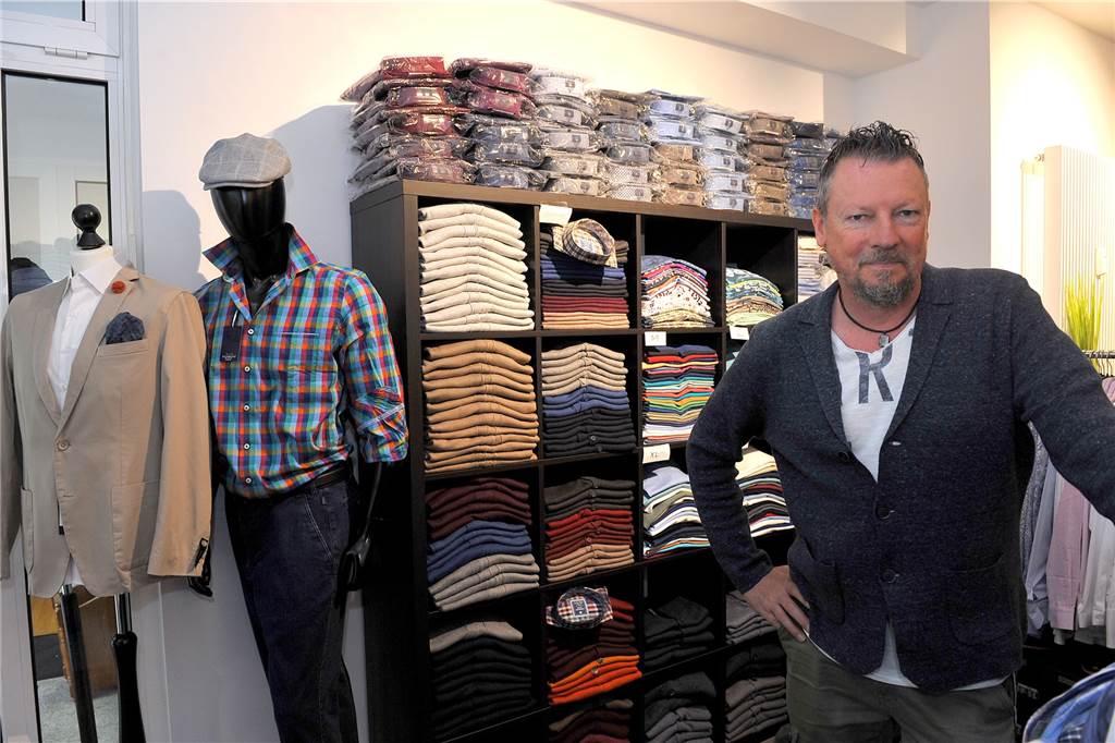 Schwerte ist ein gutes Pflaster für den Einzelhandel, aber... Udo Weiss collection in der Rathausstraße 6 ist seit August 2016 für seine Kunden da. Inhaber Udo Weiss hat Hemden, T-Shirts, Anzüge, Hosen, Krawatten, Kappen, Schals.