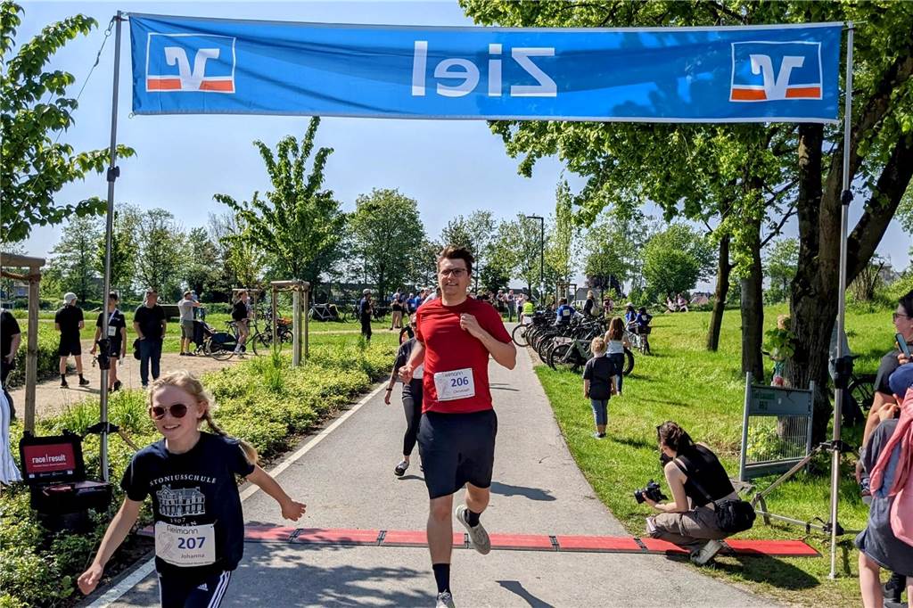 Über 1.000 junge und ältere Menschen machten aktiv oder als Helfer beim Benefizlauf im Dorstener Bürgerpark mit. Wer nicht laufen wollte, konnte auch walken.