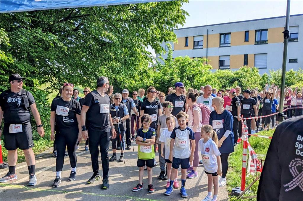 Über 1.000 junge und ältere Menschen machten aktiv oder als Helfer beim Benefizlauf im Dorstener Bürgerpark mit. Wer nicht laufen wollte, konnte auch walken.
