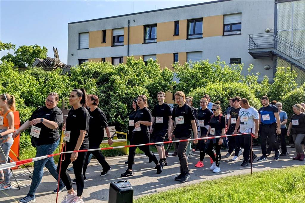 Über 1.000 junge und ältere Menschen machten aktiv oder als Helfer beim Benefizlauf im Dorstener Bürgerpark mit. Wer nicht laufen wollte, konnte auch walken.