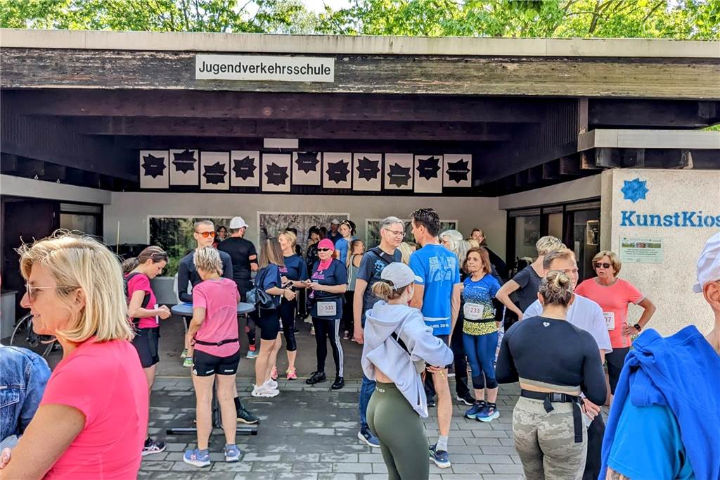 Über 1.000 junge und ältere Menschen machten aktiv oder als Helfer beim Benefizlauf im Dorstener Bürgerpark mit. Wer nicht laufen wollte, konnte auch walken.
