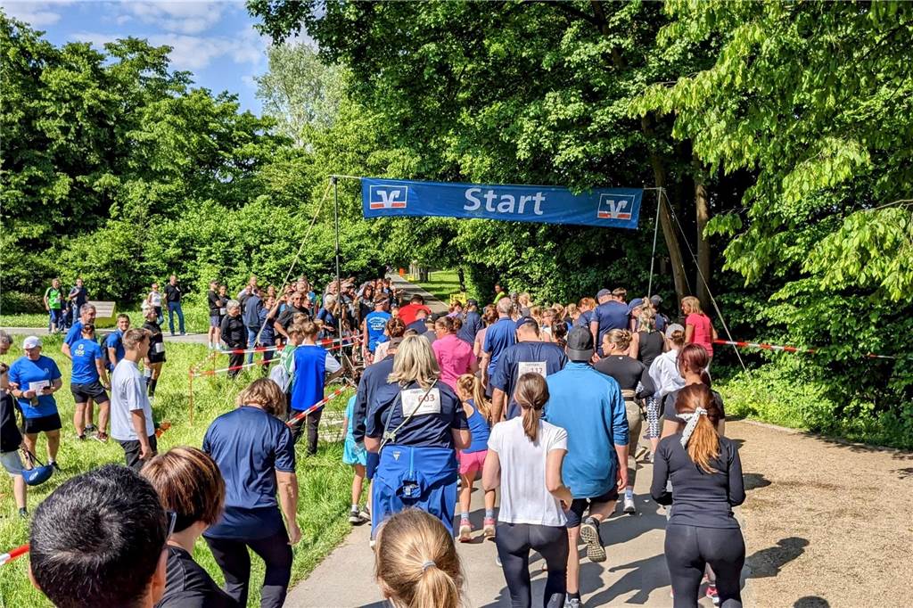 Über 1.000 junge und ältere Menschen machten aktiv oder als Helfer beim Benefizlauf im Dorstener Bürgerpark mit. Wer nicht laufen wollte, konnte auch walken.