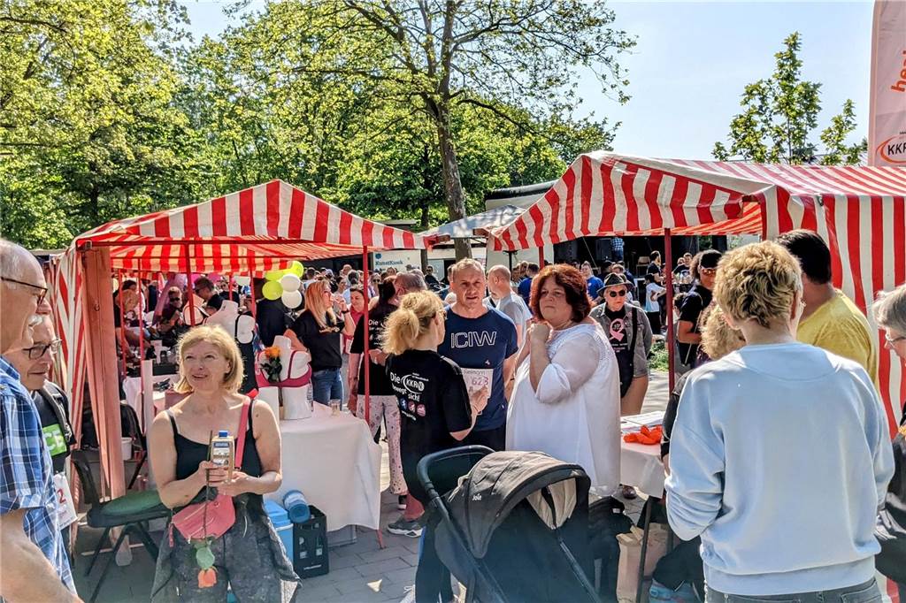 Über 1.000 junge und ältere Menschen machten aktiv oder als Helfer beim Benefizlauf im Dorstener Bürgerpark mit. Wer nicht laufen wollte, konnte auch walken.