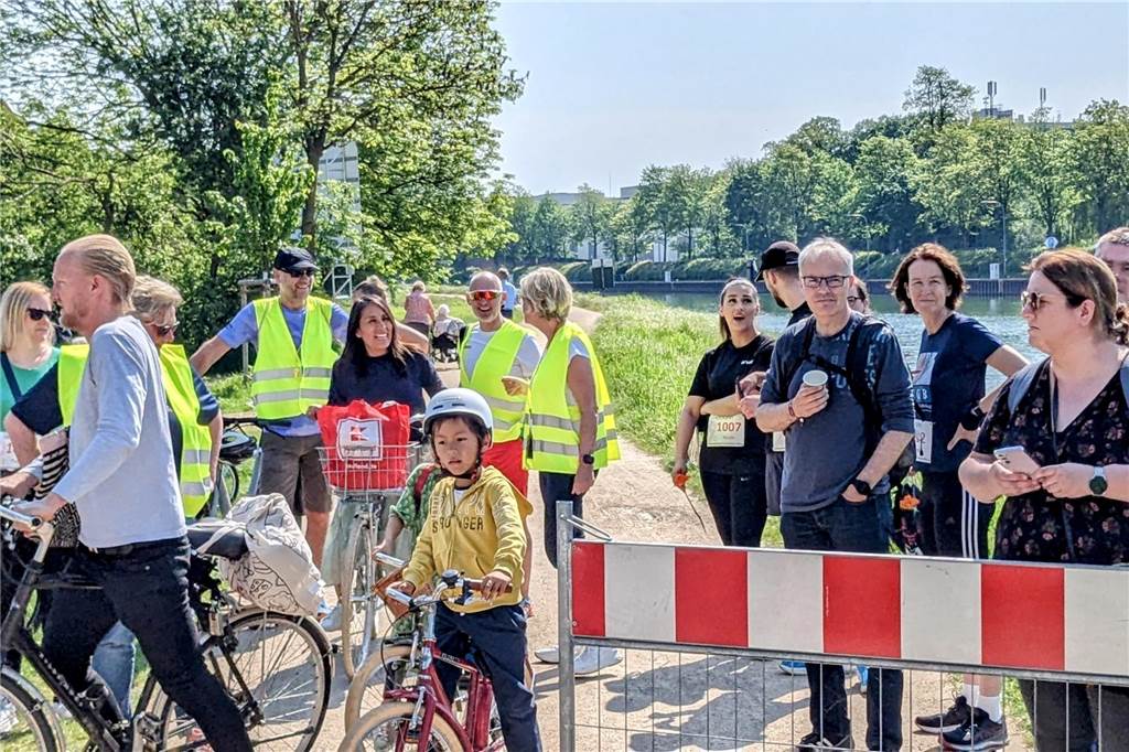 Über 1.000 junge und ältere Menschen machten aktiv oder als Helfer beim Benefizlauf im Dorstener Bürgerpark mit. Wer nicht laufen wollte, konnte auch walken.