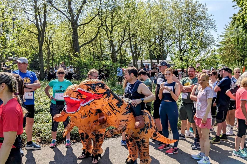 Über 1.000 junge und ältere Menschen machten aktiv oder als Helfer beim Benefizlauf im Dorstener Bürgerpark mit. Wer nicht laufen wollte, konnte auch walken.