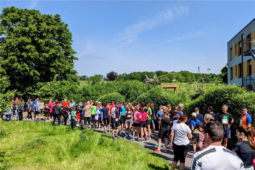 Über 1.000 junge und ältere Menschen machten aktiv oder als Helfer beim Benefizlauf im Dorstener Bürgerpark mit. Wer nicht laufen wollte, konnte auch walken.