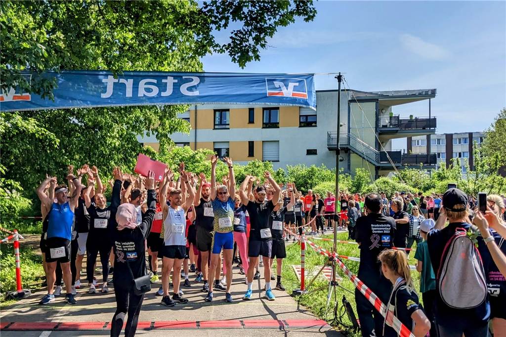 Über 1.000 junge und ältere Menschen machten aktiv oder als Helfer beim Benefizlauf im Dorstener Bürgerpark mit. Wer nicht laufen wollte, konnte auch walken.
