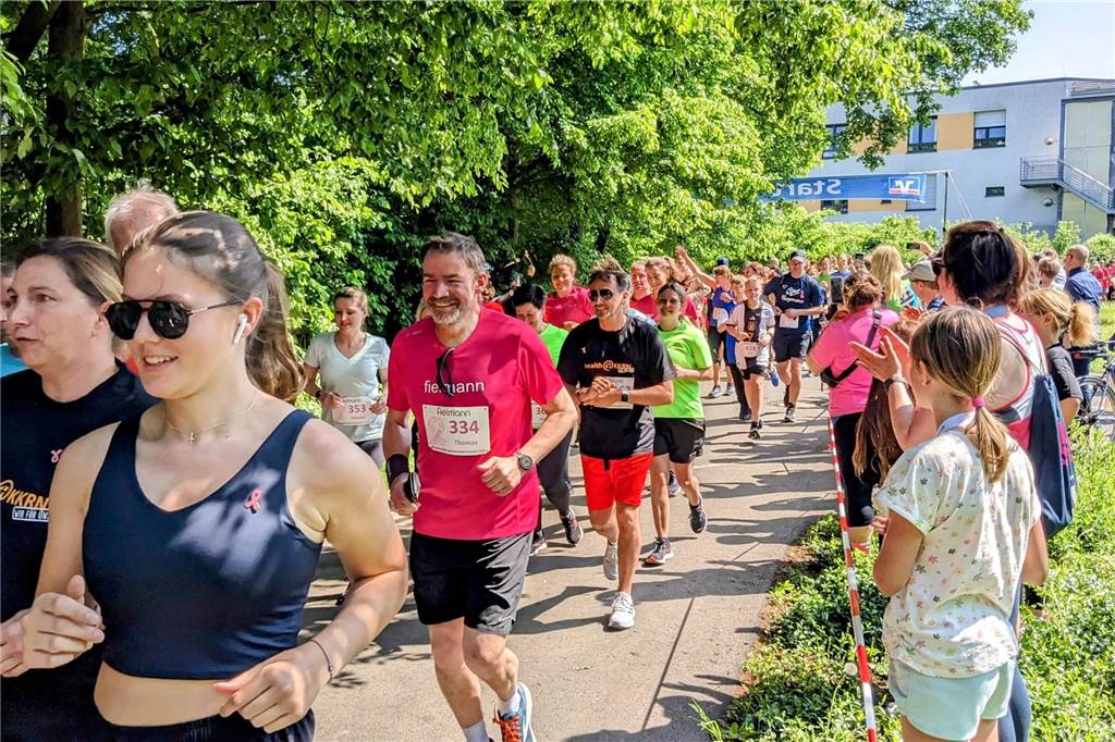 Über 1.000 junge und ältere Menschen machten aktiv oder als Helfer beim Benefizlauf im Dorstener Bürgerpark mit. Wer nicht laufen wollte, konnte auch walken.