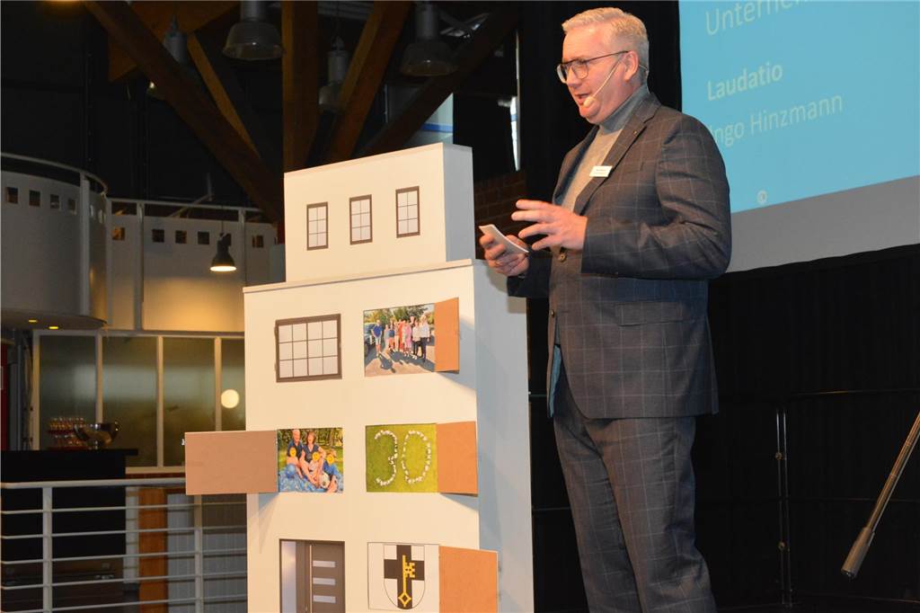Unternehmer des Jahres 2023 in Dorsten: Bilder vom Festakt mit über 150 geladenen Gästen Über 150 Gäste kamen am Freitag (3. November) ins Wulfener Gemeinschaftshaus zur Preisverleihung "Unternehmer des Jahres".