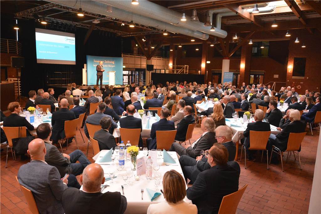 Unternehmer des Jahres 2023 in Dorsten: Bilder vom Festakt mit über 150 geladenen Gästen Über 150 Gäste kamen am Freitag (3. November) ins Wulfener Gemeinschaftshaus zur Preisverleihung "Unternehmer des Jahres".