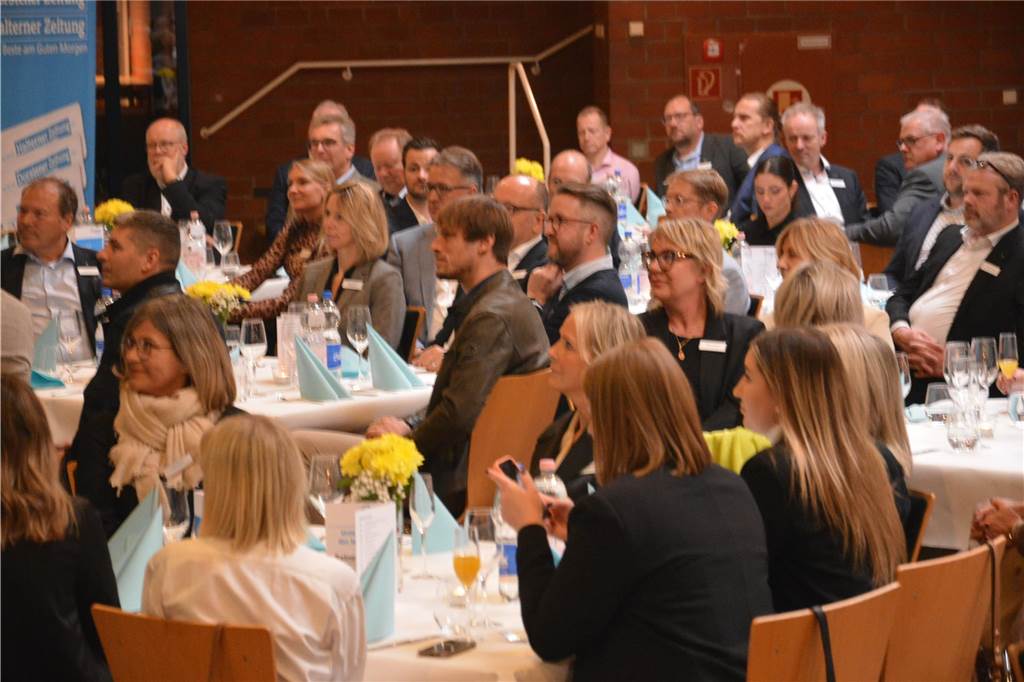 Unternehmer des Jahres 2023 in Dorsten: Bilder vom Festakt mit über 150 geladenen Gästen Über 150 Gäste kamen am Freitag (3. November) ins Wulfener Gemeinschaftshaus zur Preisverleihung "Unternehmer des Jahres".