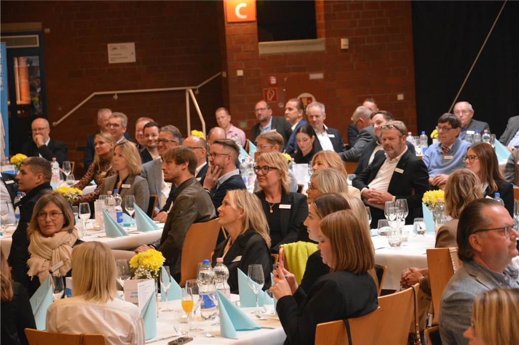 Unternehmer des Jahres 2023 in Dorsten: Bilder vom Festakt mit über 150 geladenen Gästen Über 150 Gäste kamen am Freitag (3. November) ins Wulfener Gemeinschaftshaus zur Preisverleihung "Unternehmer des Jahres".
