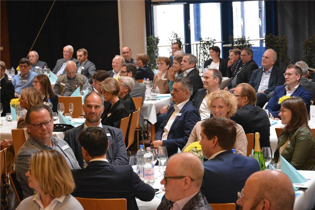 Unternehmer des Jahres 2023 in Dorsten: Bilder vom Festakt mit über 150 geladenen Gästen Über 150 Gäste kamen am Freitag (3. November) ins Wulfener Gemeinschaftshaus zur Preisverleihung "Unternehmer des Jahres".