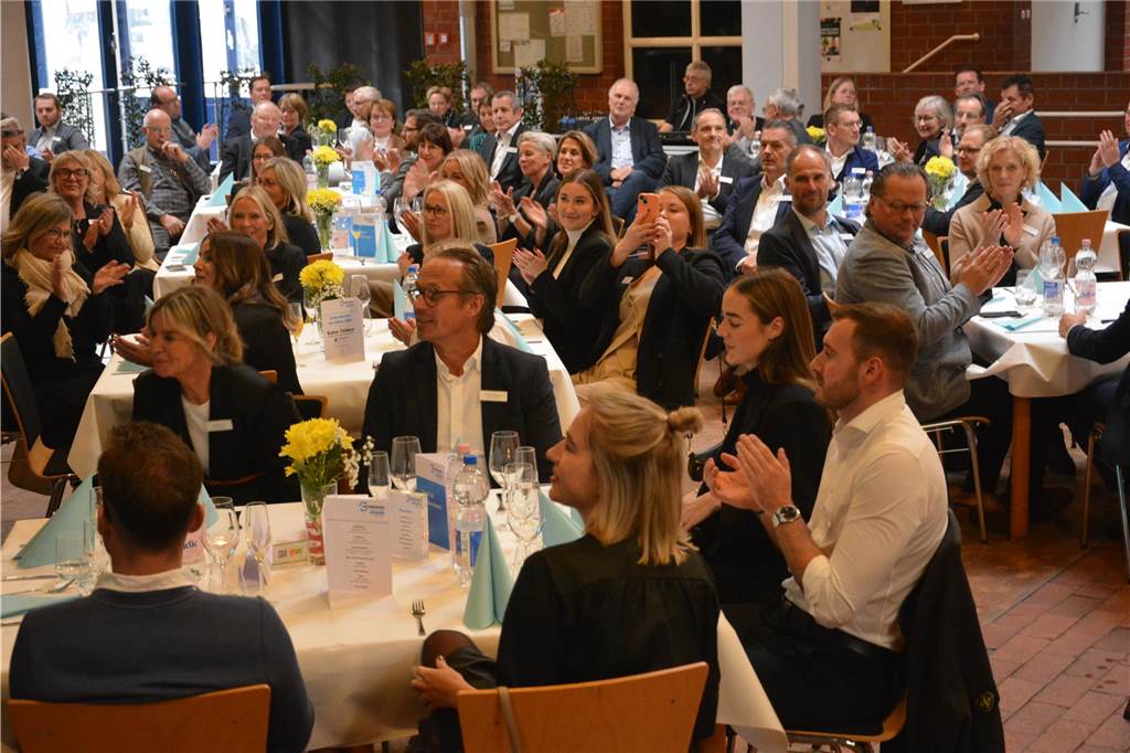 Unternehmer des Jahres 2023 in Dorsten: Bilder vom Festakt mit über 150 geladenen Gästen Über 150 Gäste kamen am Freitag (3. November) ins Wulfener Gemeinschaftshaus zur Preisverleihung "Unternehmer des Jahres".