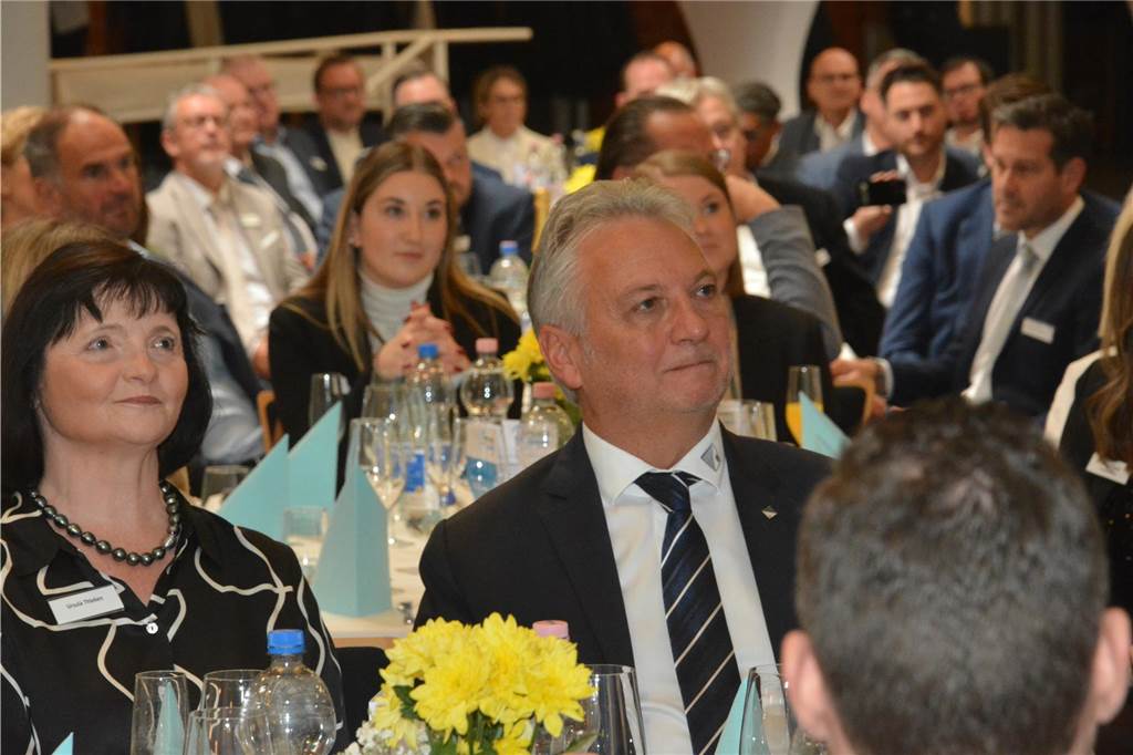 Unternehmer des Jahres 2023 in Dorsten: Bilder vom Festakt mit über 150 geladenen Gästen Über 150 Gäste kamen am Freitag (3. November) ins Wulfener Gemeinschaftshaus zur Preisverleihung "Unternehmer des Jahres".