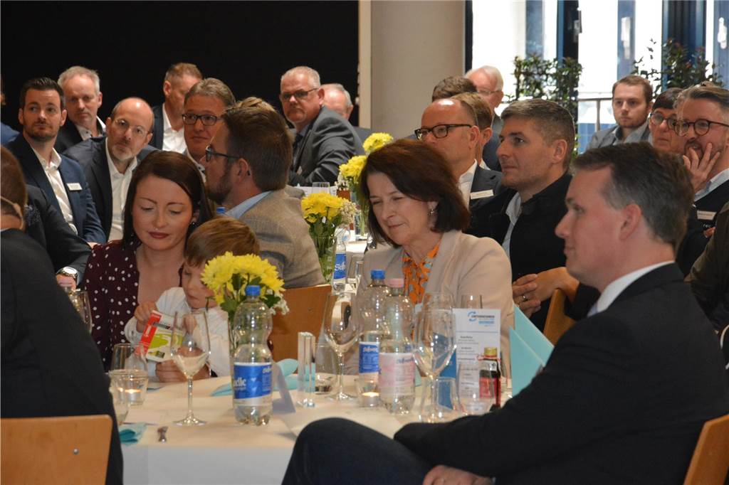 Unternehmer des Jahres 2023 in Dorsten: Bilder vom Festakt mit über 150 geladenen Gästen Über 150 Gäste kamen am Freitag (3. November) ins Wulfener Gemeinschaftshaus zur Preisverleihung "Unternehmer des Jahres".