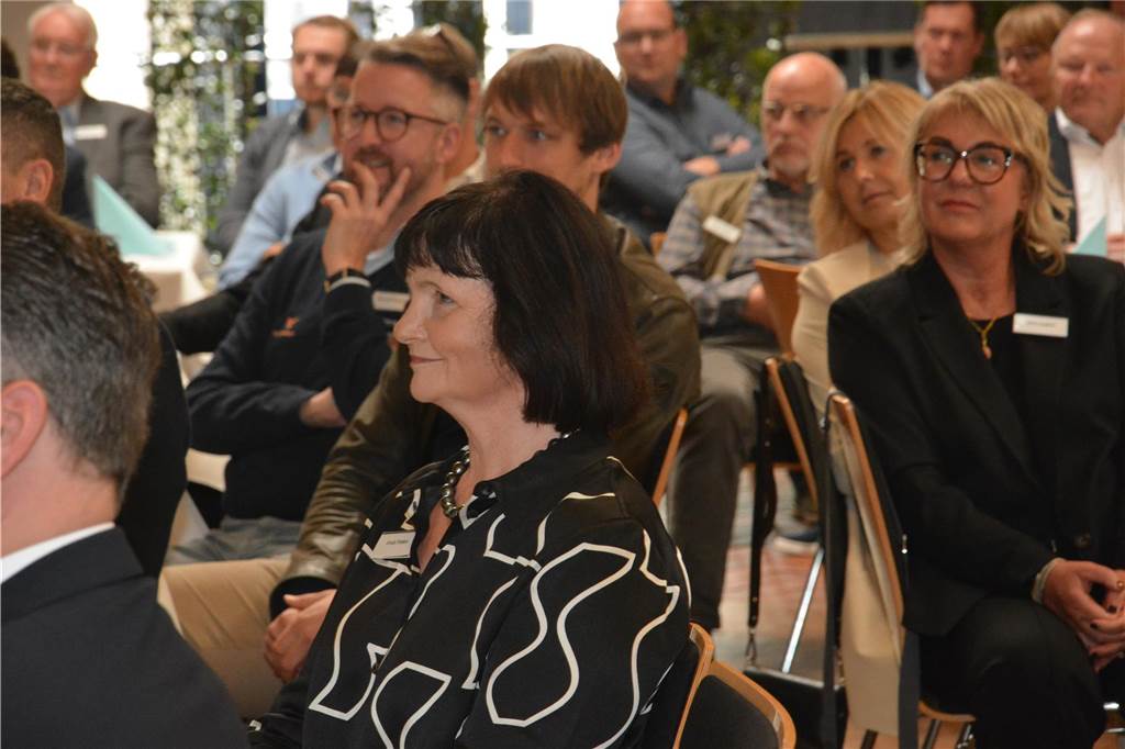 Unternehmer des Jahres 2023 in Dorsten: Bilder vom Festakt mit über 150 geladenen Gästen Über 150 Gäste kamen am Freitag (3. November) ins Wulfener Gemeinschaftshaus zur Preisverleihung "Unternehmer des Jahres".