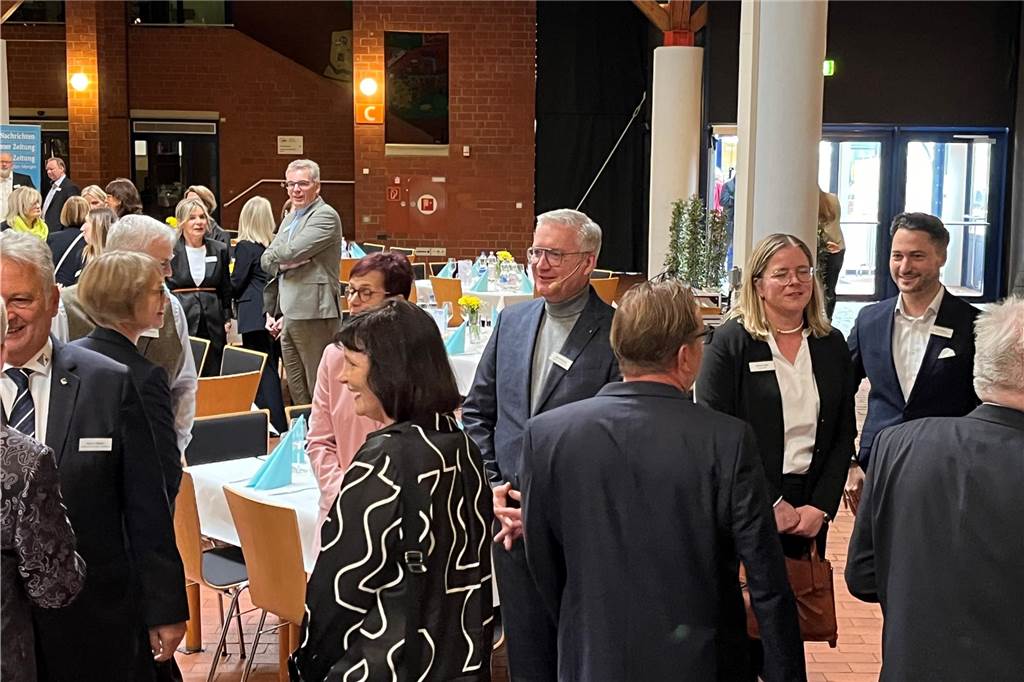 Unternehmer des Jahres 2023 in Dorsten: Bilder vom Festakt mit über 150 geladenen Gästen Über 150 Gäste kamen am Freitag (3. November) ins Wulfener Gemeinschaftshaus zur Preisverleihung "Unternehmer des Jahres".