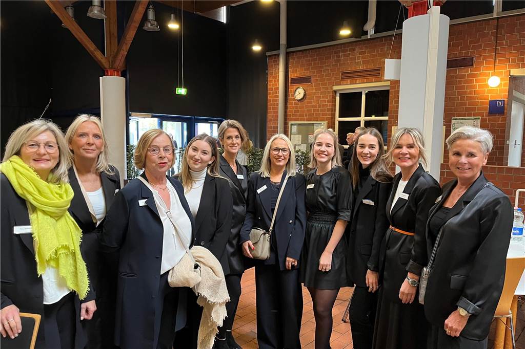 Unternehmer des Jahres 2023 in Dorsten: Bilder vom Festakt mit über 150 geladenen Gästen Über 150 Gäste kamen am Freitag (3. November) ins Wulfener Gemeinschaftshaus zur Preisverleihung "Unternehmer des Jahres".