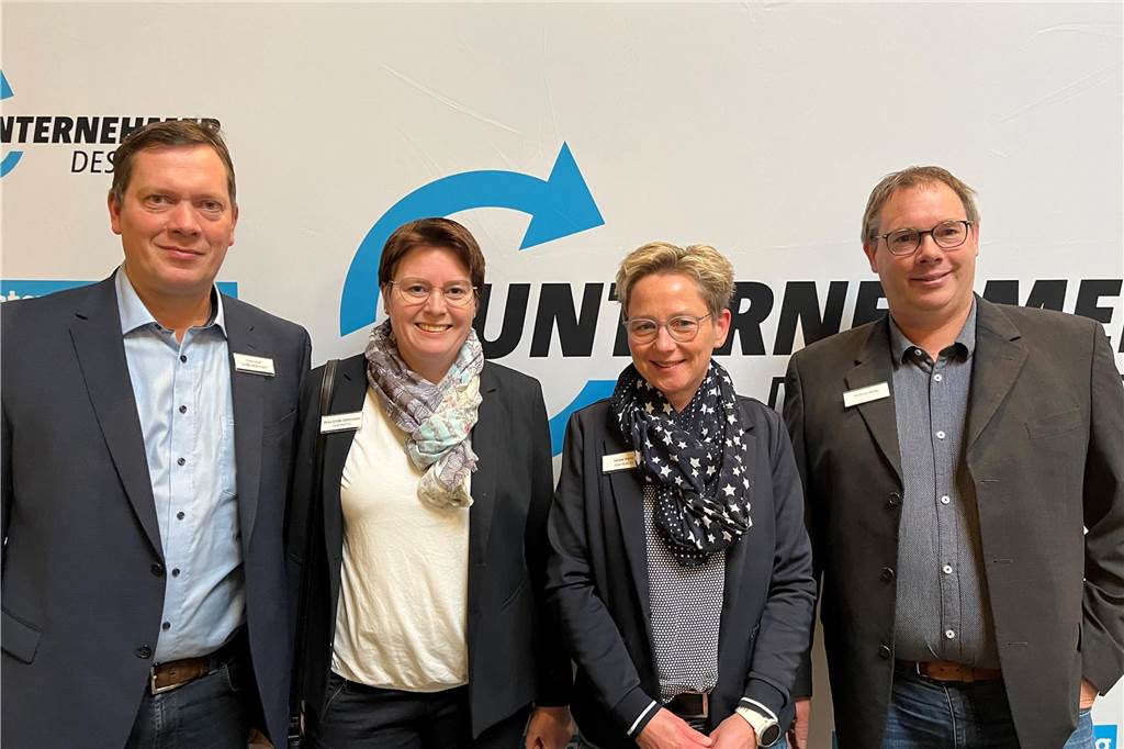 Unternehmer des Jahres 2023 in Dorsten: Bilder vom Festakt mit über 150 geladenen Gästen Über 150 Gäste kamen am Freitag (3. November) ins Wulfener Gemeinschaftshaus zur Preisverleihung "Unternehmer des Jahres".
