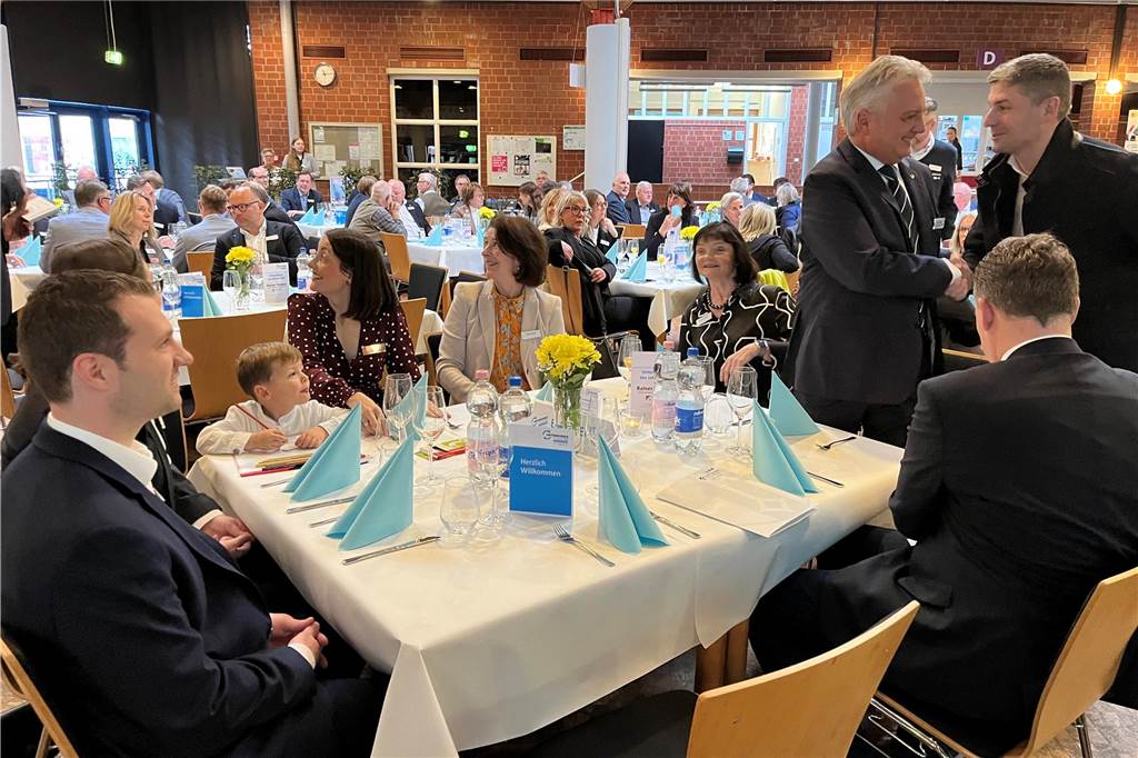 Unternehmer des Jahres 2023 in Dorsten: Bilder vom Festakt mit über 150 geladenen Gästen Über 150 Gäste kamen am Freitag (3. November) ins Wulfener Gemeinschaftshaus zur Preisverleihung "Unternehmer des Jahres".