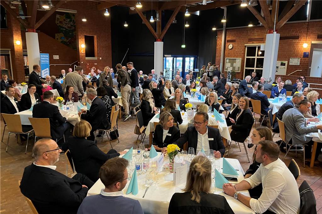 Unternehmer des Jahres 2023 in Dorsten: Bilder vom Festakt mit über 150 geladenen Gästen Über 150 Gäste kamen am Freitag (3. November) ins Wulfener Gemeinschaftshaus zur Preisverleihung "Unternehmer des Jahres".