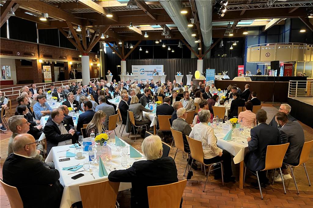 Unternehmer des Jahres 2023 in Dorsten: Bilder vom Festakt mit über 150 geladenen Gästen Über 150 Gäste kamen am Freitag (3. November) ins Wulfener Gemeinschaftshaus zur Preisverleihung "Unternehmer des Jahres".