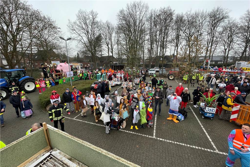 Über 20 Wagen und Fußgruppen waren beim Umzug dabei - mehr als sonst. An der Maxischule sammelten sich alle.