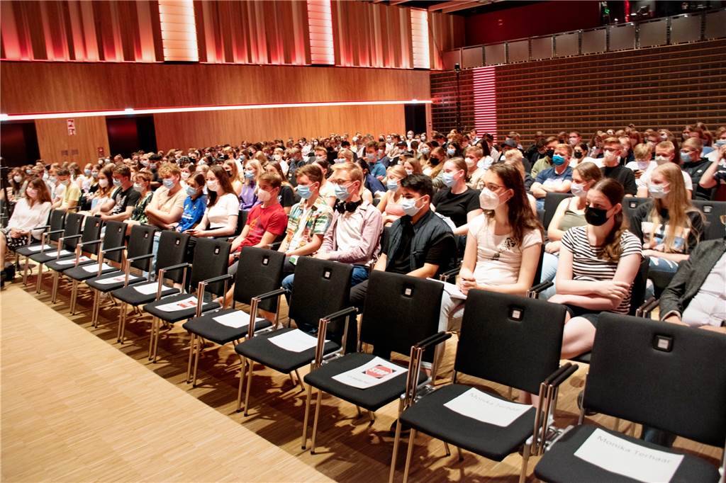 Über 200 Schüler verfolgten die Talkrunde in der Stadthalle in Ahaus.