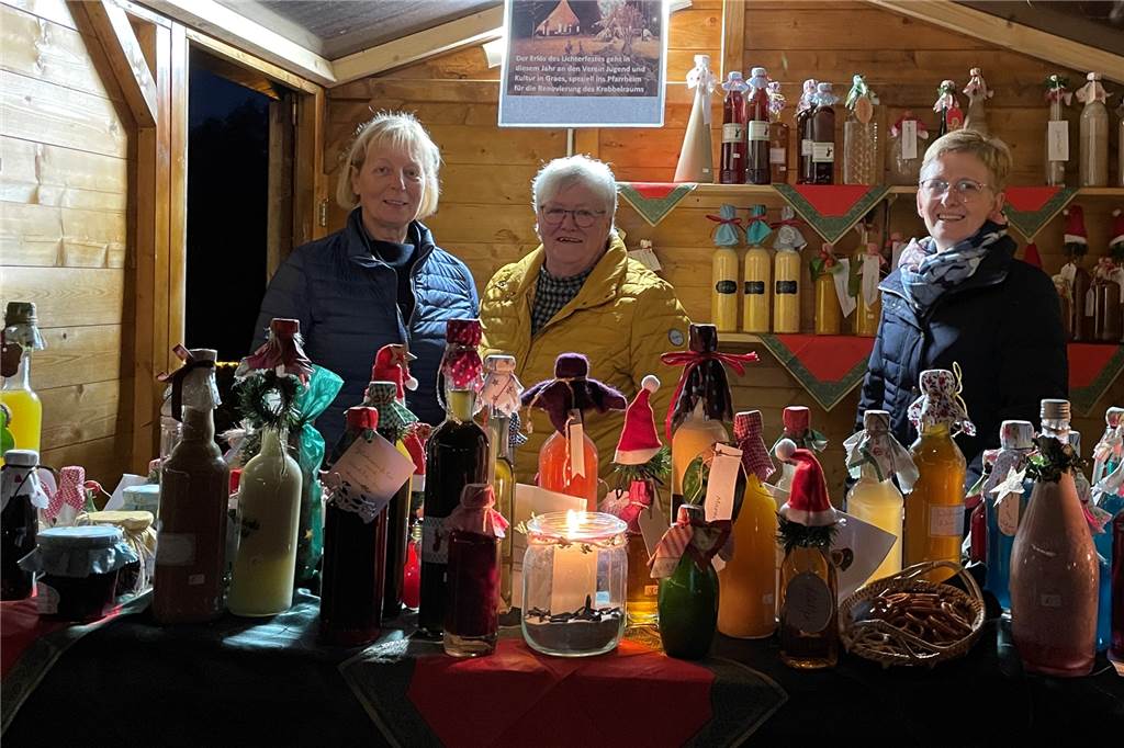 Gemütlich und Stimmungsvoll: Lichterfest der Vereine am Heimathaus in Graes Über 200 verschiedenen Liköre wurden gemacht für das Lichterfest. Von Kinderriegel über Glühwein zu Spekulatius waren viele Geschmacksrichtungen vertreten.