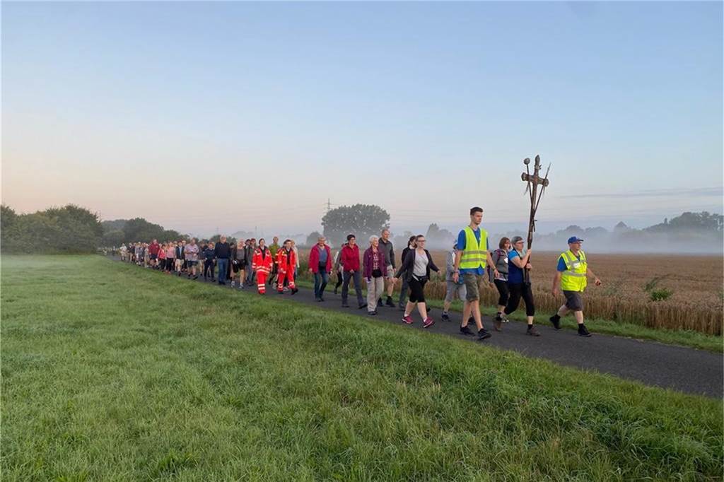Rund 110 Pilger nehmen an der Wallfahrt von Werne nach Werl teil Über 30 Kilometer geht es von Werne nach Werl und zurück.