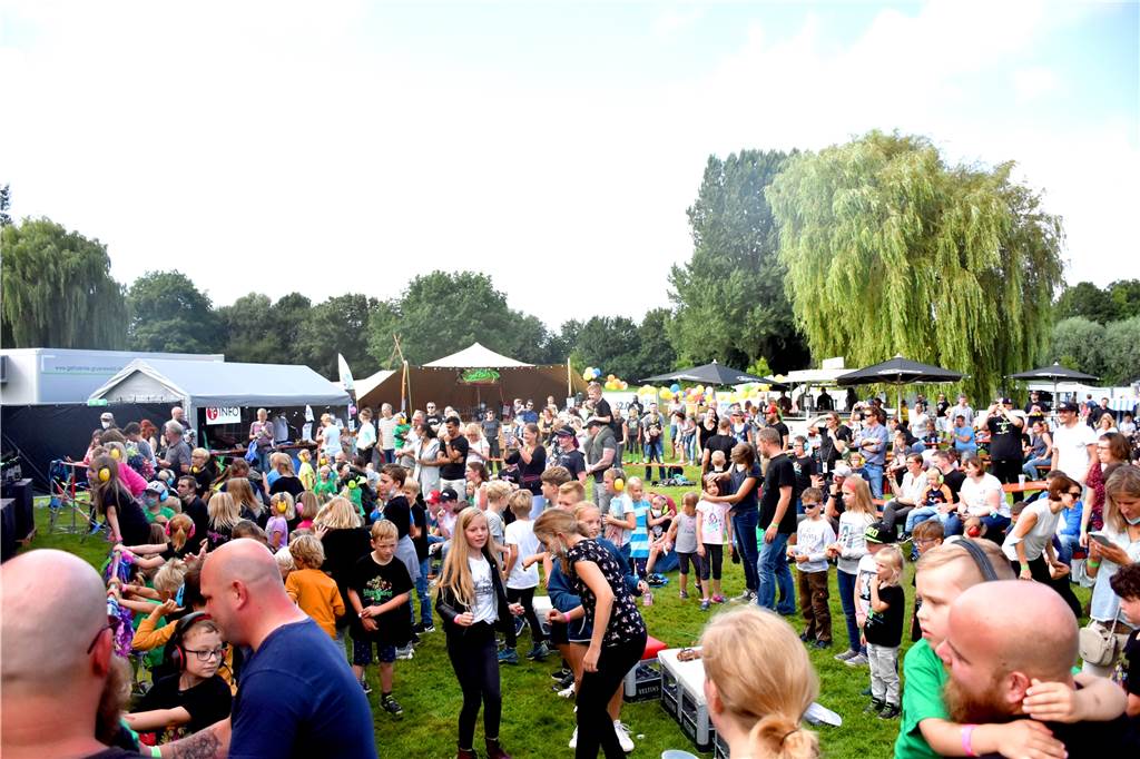 Heavysaurus rocken das Aquahaus, insgesamt feiern nur Wenige mit der Mia Über 300 Besucher haben am Sonntagmittag vor der Bühne im Aquahaus gefeiert. Insgesamt war die Resonanz auf die drei Konzerttage aber eher durchwachsen.