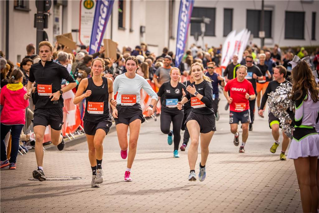 Großer Rekord, viele Highlights & tausende Zuschauer: Alle Infos zum Phoenix-Halbmarathon Die Läufer während des Zeileinlaufs