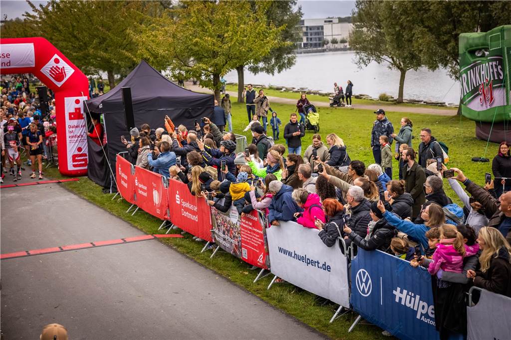 Über 3500 Menschen liefern am Tag der Deutschen Einheit den Phoenix-Halbmarathon in Dortmund.