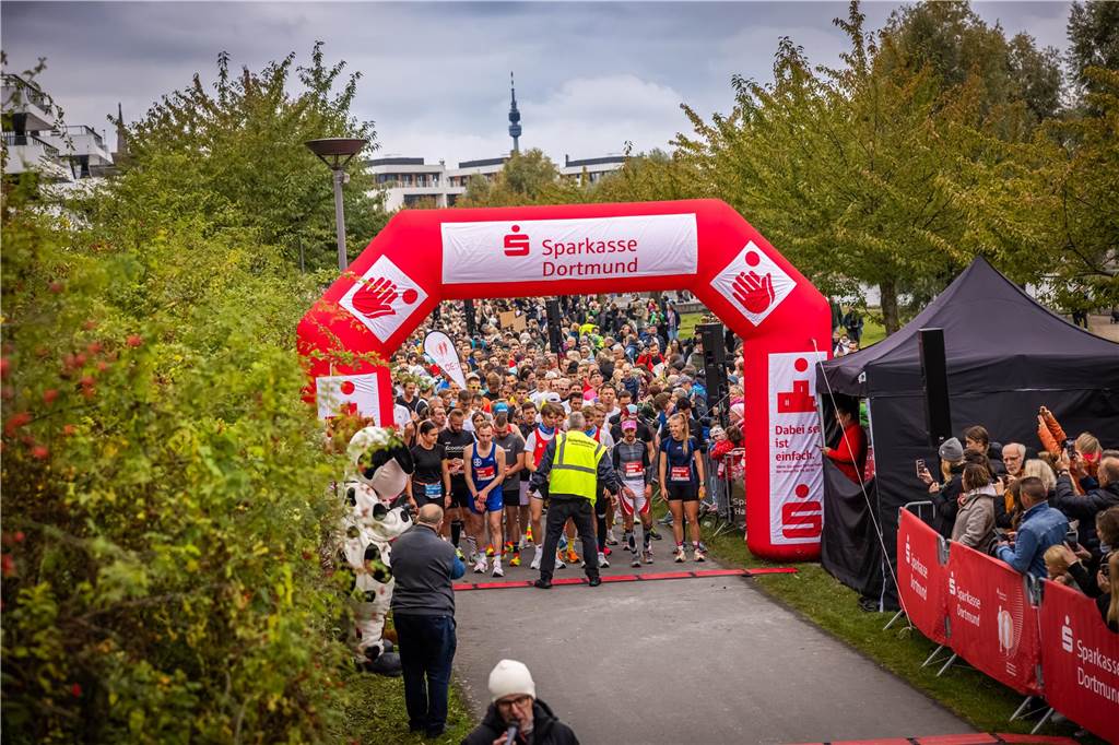 Über 3500 Menschen liefern am Tag der Deutschen Einheit den Phoenix-Halbmarathon in Dortmund.