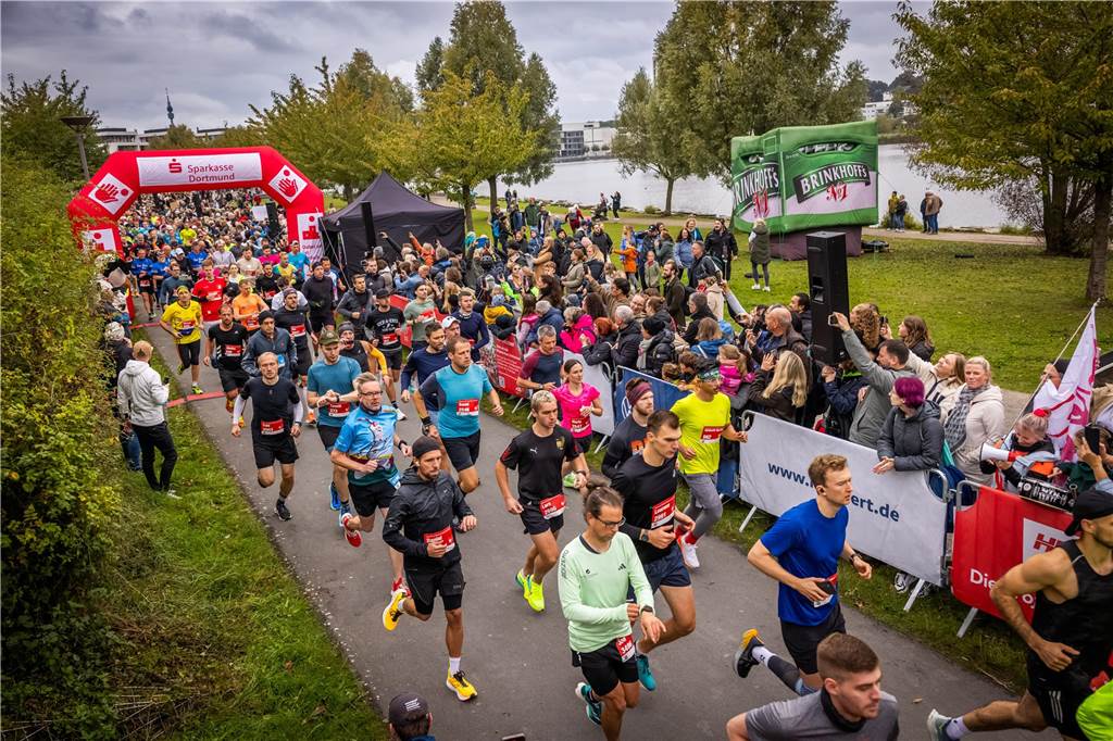 Über 3500 Menschen liefern am Tag der Deutschen Einheit den Phoenix-Halbmarathon in Dortmund.