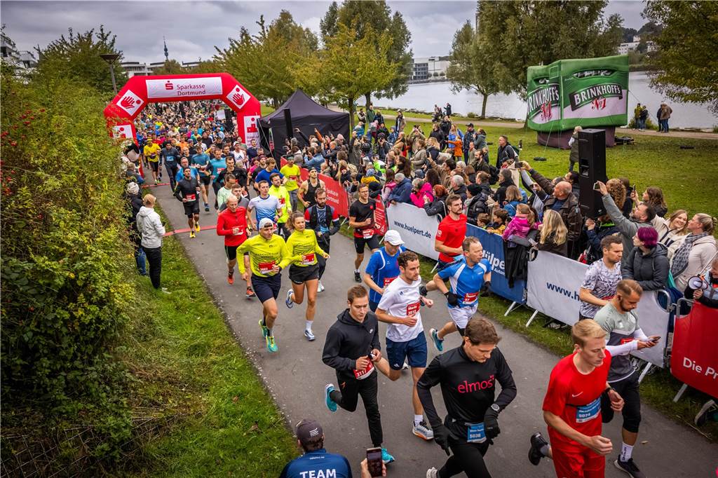 Über 3500 Menschen liefern am Tag der Deutschen Einheit den Phoenix-Halbmarathon in Dortmund.