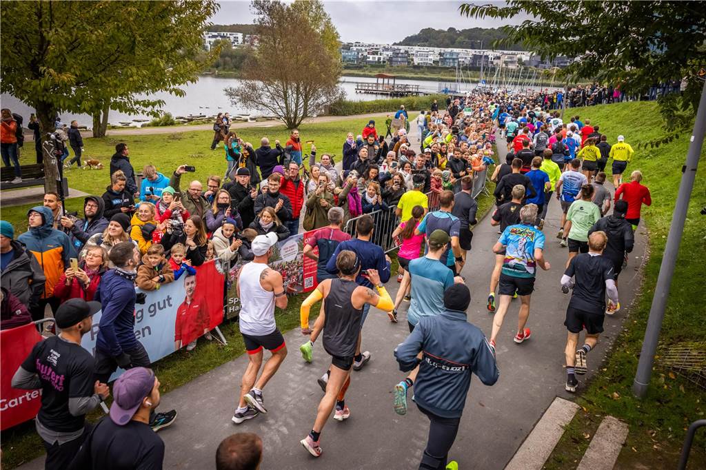 Über 3500 Menschen liefern am Tag der Deutschen Einheit den Phoenix-Halbmarathon in Dortmund.