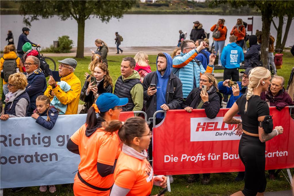 Über 3500 Menschen liefern am Tag der Deutschen Einheit den Phoenix-Halbmarathon in Dortmund.