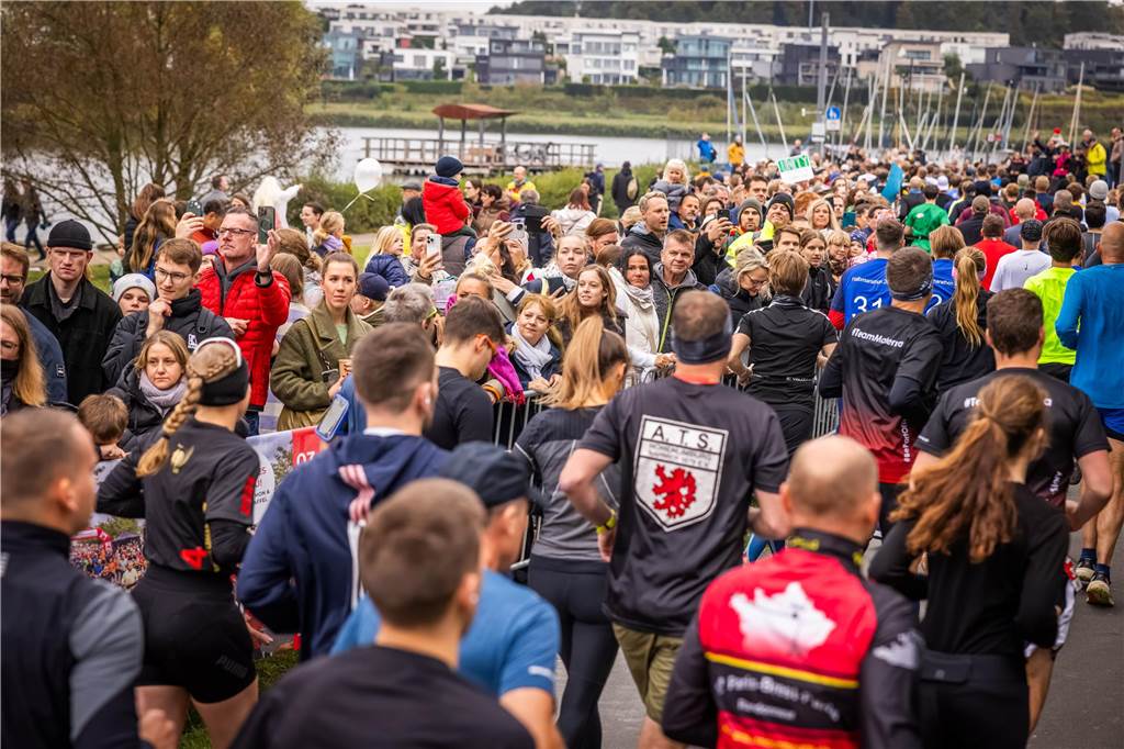 Über 3500 Menschen liefern am Tag der Deutschen Einheit den Phoenix-Halbmarathon in Dortmund.