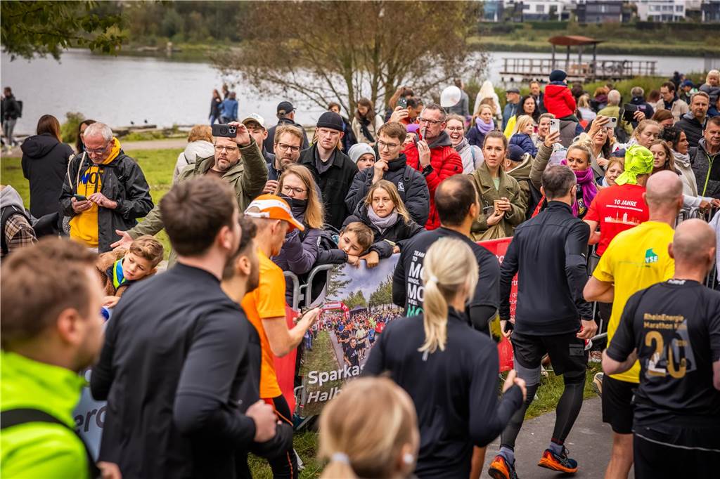 Über 3500 Menschen liefern am Tag der Deutschen Einheit den Phoenix-Halbmarathon in Dortmund.