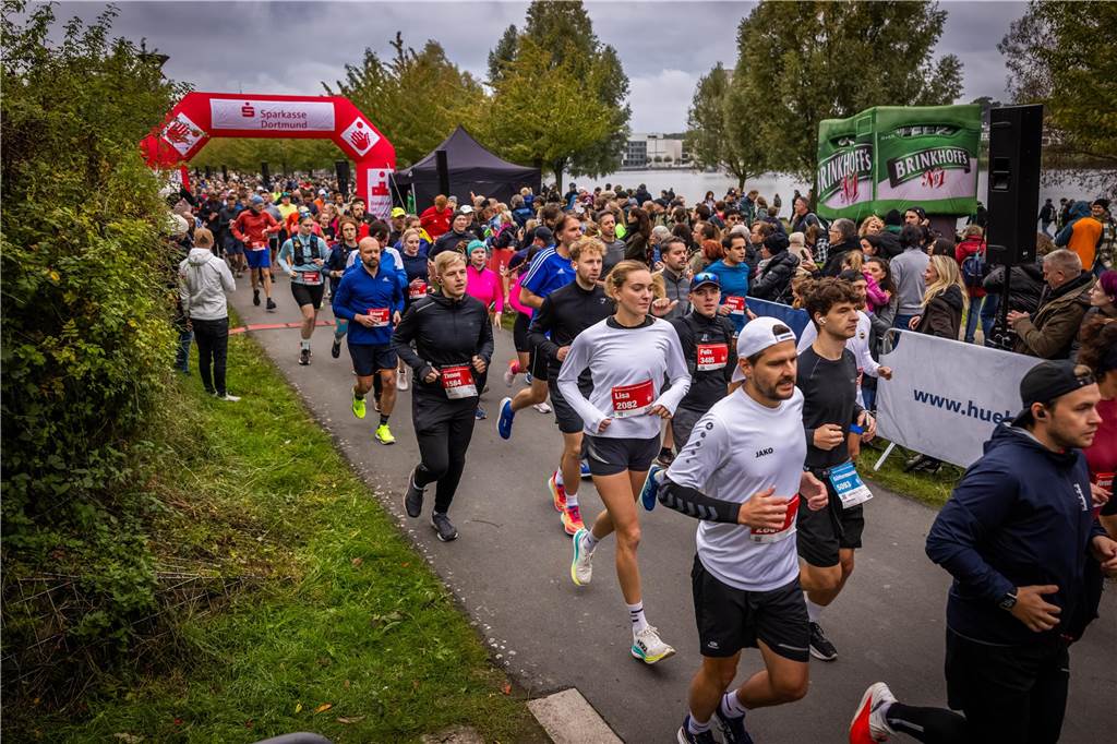 Über 3500 Menschen liefern am Tag der Deutschen Einheit den Phoenix-Halbmarathon in Dortmund.