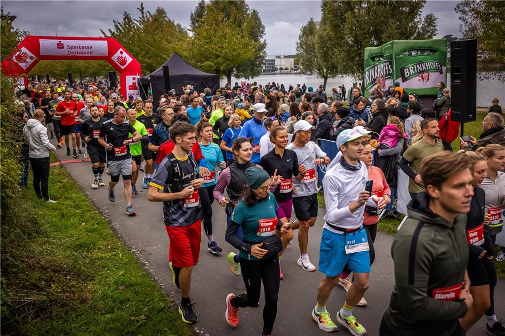 Über 3500 Menschen liefern am Tag der Deutschen Einheit den Phoenix-Halbmarathon in Dortmund.