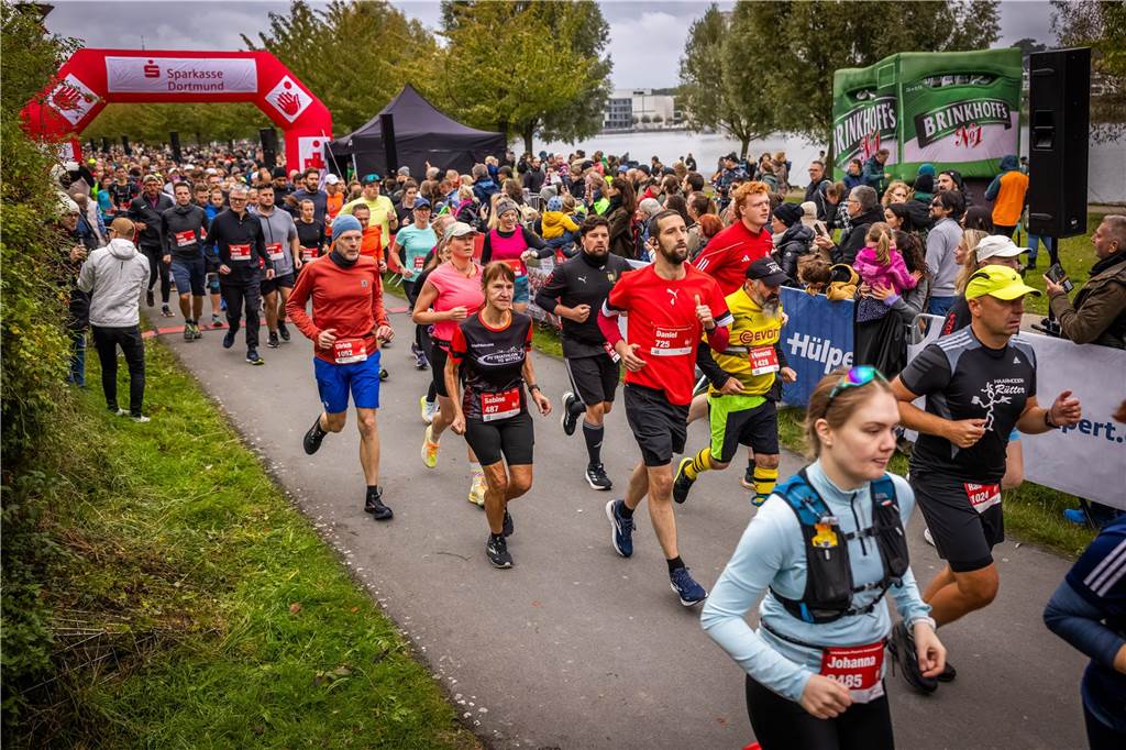 Über 3500 Menschen liefern am Tag der Deutschen Einheit den Phoenix-Halbmarathon in Dortmund.