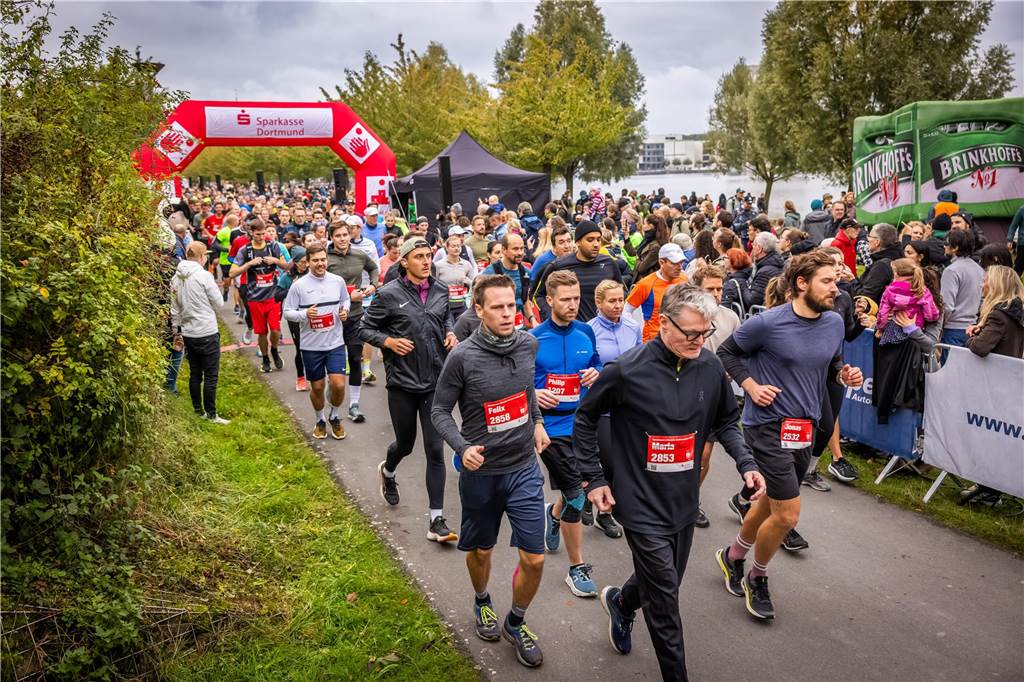 Über 3500 Menschen liefern am Tag der Deutschen Einheit den Phoenix-Halbmarathon in Dortmund.