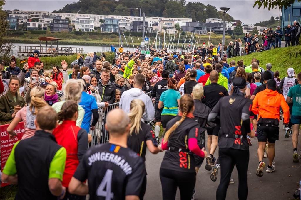 Über 3500 Menschen liefern am Tag der Deutschen Einheit den Phoenix-Halbmarathon in Dortmund.