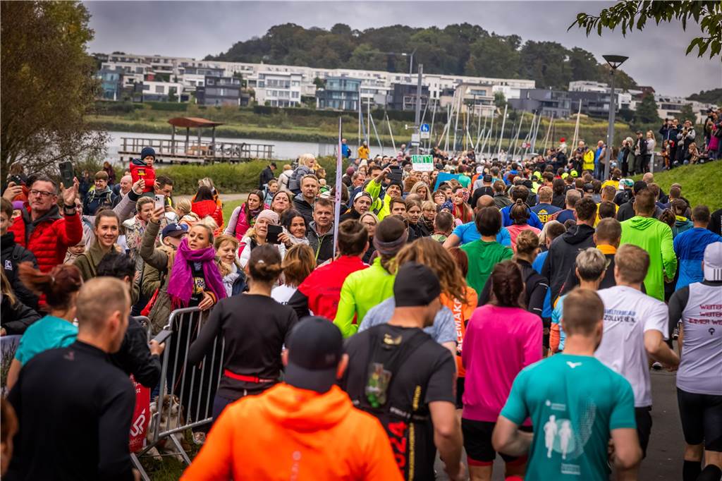 Über 3500 Menschen liefern am Tag der Deutschen Einheit den Phoenix-Halbmarathon in Dortmund.